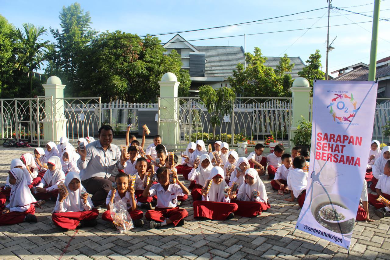 Hari Pertama Sekolah, SD Juara Pekanbaru dan Sedekah Oksigen Bagikan Susu dan Roti